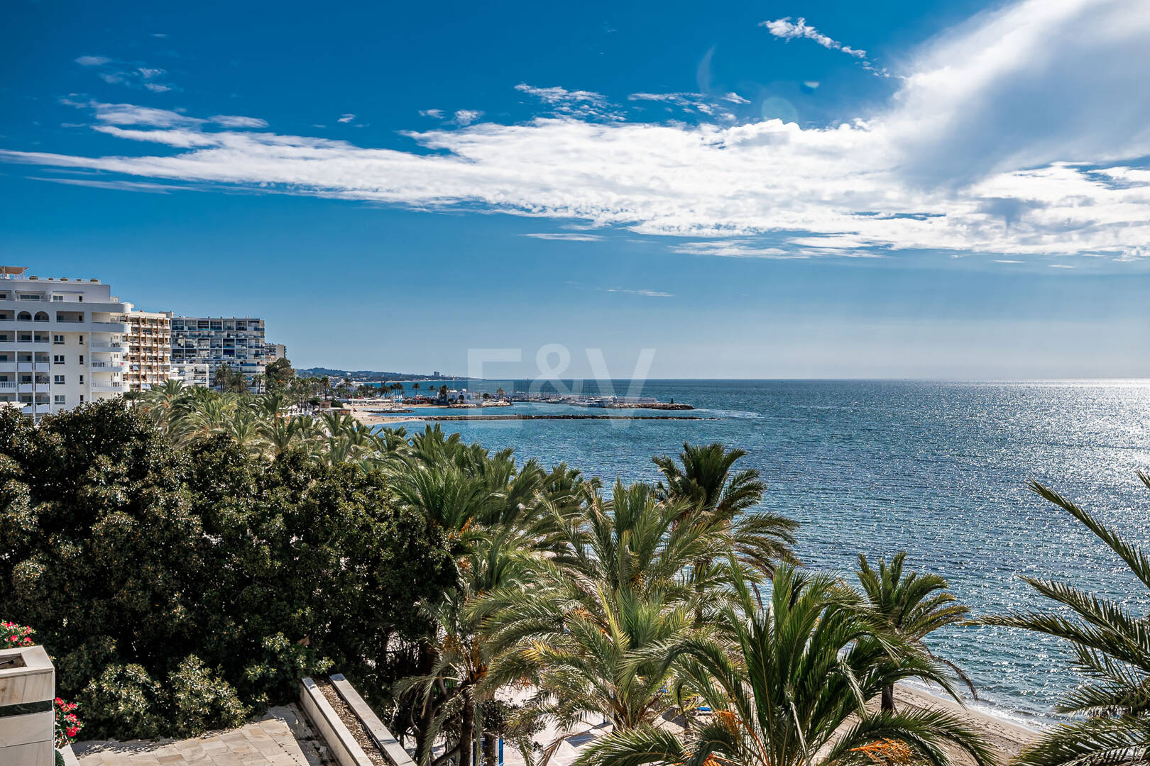 Exklusiv Frontline Beach Lägenhet i Mare Nostrum