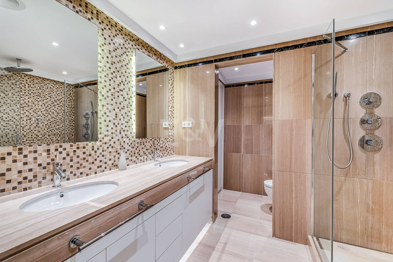 Exklusiv Frontline Beach Lägenhet i Mare Nostrum