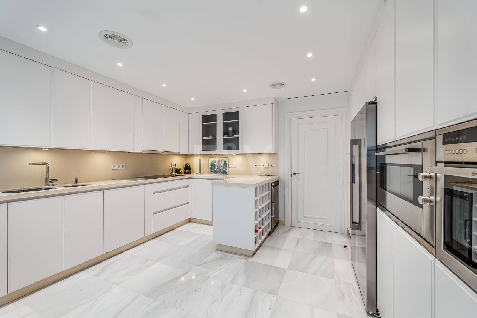 Exklusiv Frontline Beach Lägenhet i Mare Nostrum