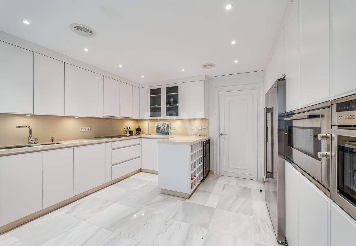 Exklusiv Frontline Beach Lägenhet i Mare Nostrum