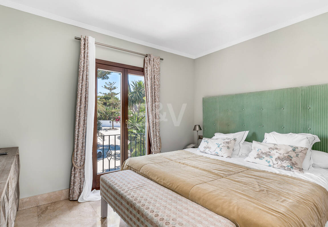Elegante Penthouse-Suite mit Meerblick in Puente Romano und aktiver Touristenlizenz