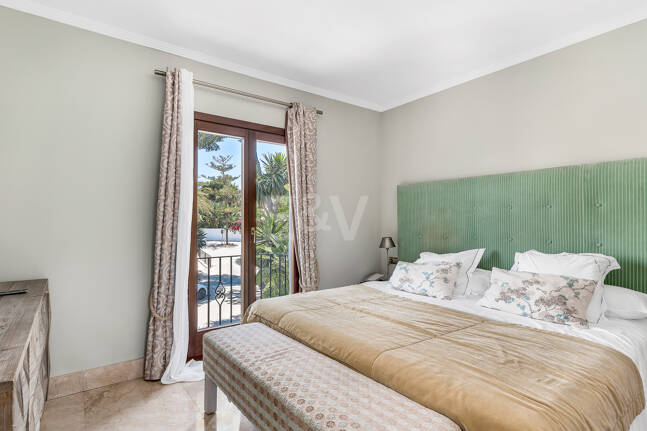 Elegante Penthouse-Suite mit Meerblick in Puente Romano und aktiver Touristenlizenz