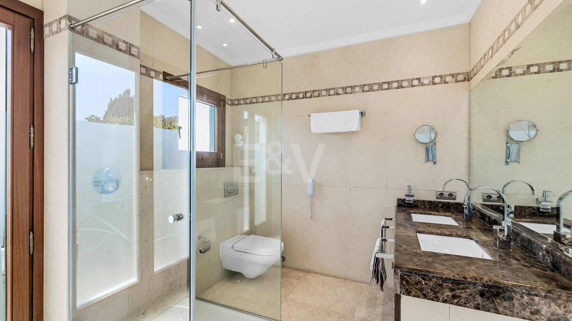 Elegante Penthouse-Suite mit Meerblick in Puente Romano und aktiver Touristenlizenz