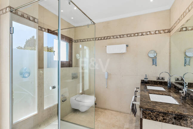 Elegante Penthouse-Suite mit Meerblick in Puente Romano und aktiver Touristenlizenz