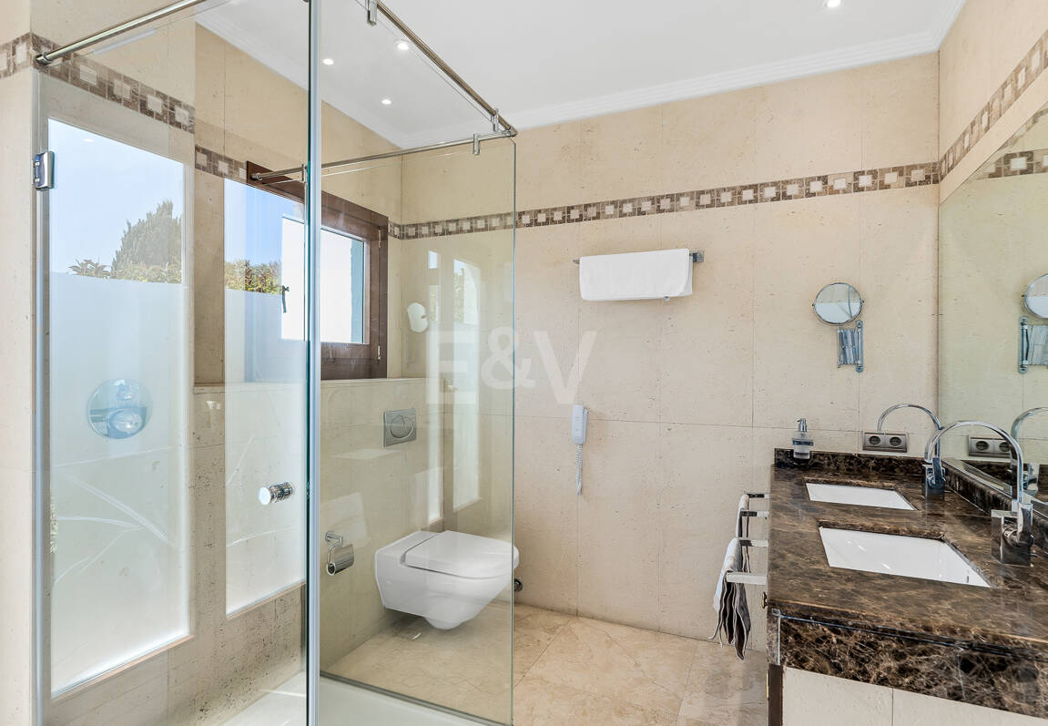 Elegante Penthouse-Suite mit Meerblick in Puente Romano und aktiver Touristenlizenz