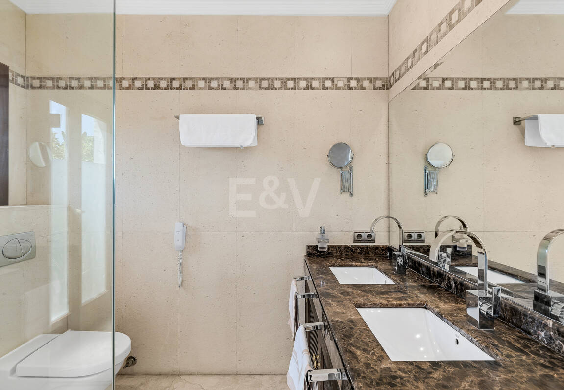 Elegante Penthouse-Suite mit Meerblick in Puente Romano und aktiver Touristenlizenz