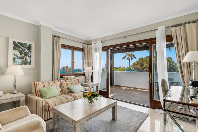 Elegante Penthouse-Suite mit Meerblick in Puente Romano und aktiver Touristenlizenz