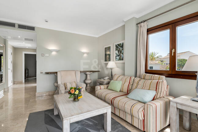 Elegante Penthouse-Suite mit Meerblick in Puente Romano und aktiver Touristenlizenz