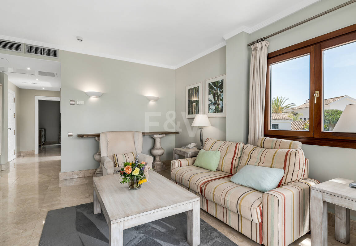Elegante Penthouse-Suite mit Meerblick in Puente Romano und aktiver Touristenlizenz