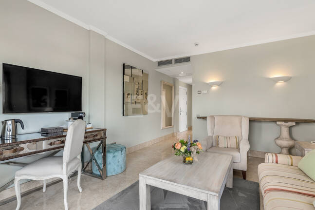 Elegante Penthouse-Suite mit Meerblick in Puente Romano und aktiver Touristenlizenz