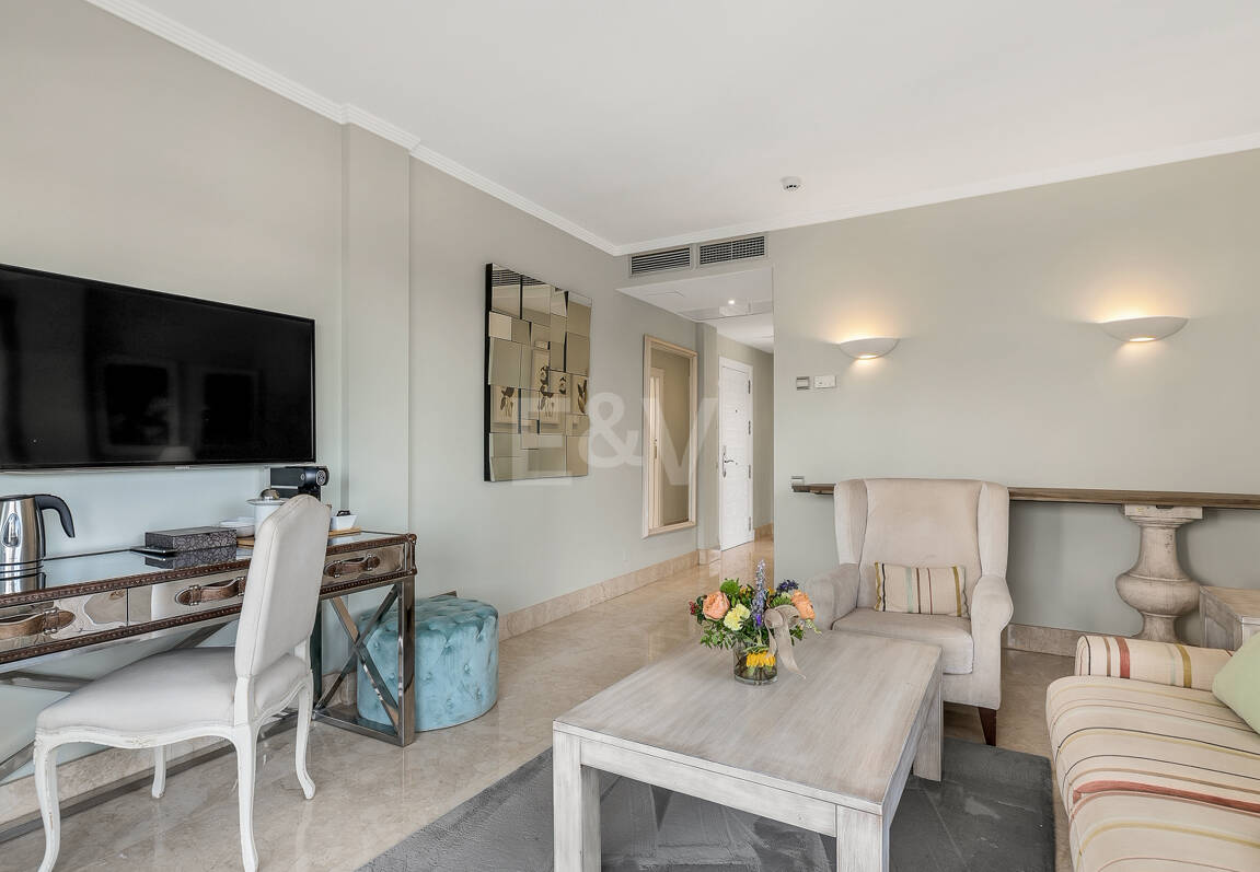 Elegante Penthouse-Suite mit Meerblick in Puente Romano und aktiver Touristenlizenz