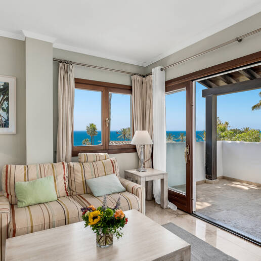 Elegante Penthouse-Suite mit Meerblick in Puente Romano und aktiver Touristenlizenz