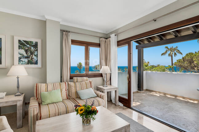 Elegante Penthouse-Suite mit Meerblick in Puente Romano und aktiver Touristenlizenz