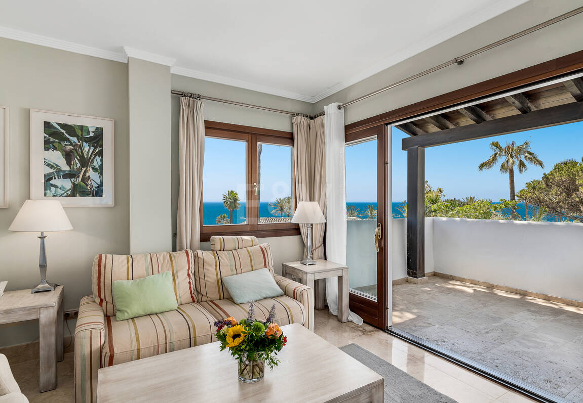 Elegante Penthouse-Suite mit Meerblick in Puente Romano und aktiver Touristenlizenz