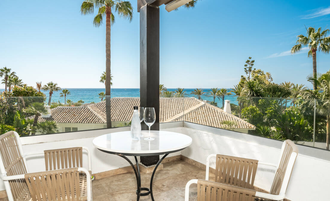 Elegante Penthouse-Suite mit Meerblick in Puente Romano und aktiver Touristenlizenz