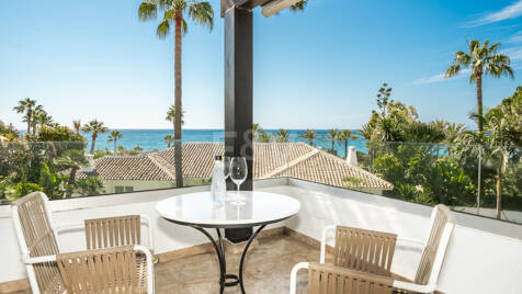 Elegant Sea-View Penthouse Suite in Puente Romano with Active Touristic Licence