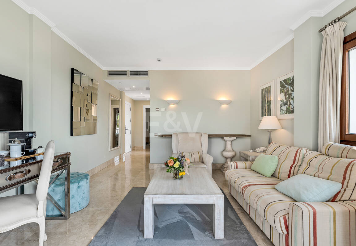 Elegante Penthouse-Suite mit Meerblick in Puente Romano und aktiver Touristenlizenz