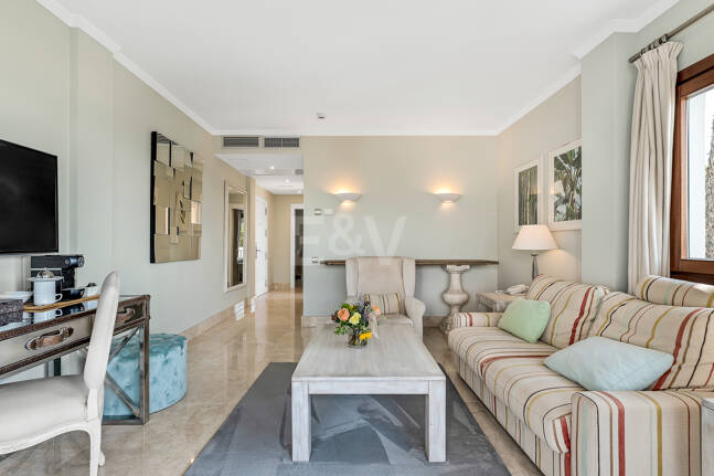 Elegante Penthouse-Suite mit Meerblick in Puente Romano und aktiver Touristenlizenz