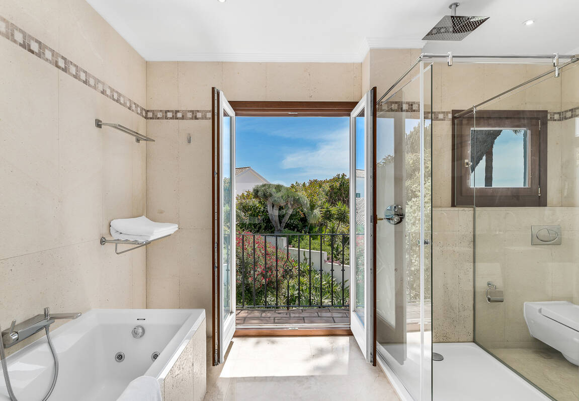 Elegante Penthouse-Suite mit Meerblick in Puente Romano und aktiver Touristenlizenz