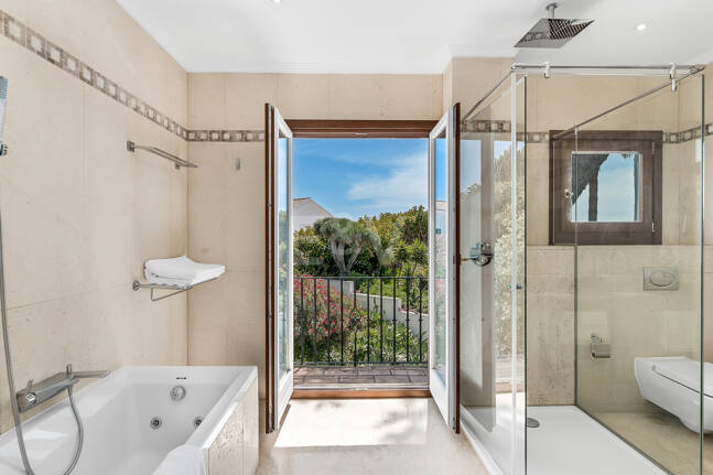 Elegante Penthouse-Suite mit Meerblick in Puente Romano und aktiver Touristenlizenz