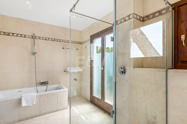 Elegante Penthouse-Suite mit Meerblick in Puente Romano und aktiver Touristenlizenz