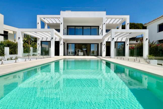 Luxury Villa in Elviria Beachside, 100m from the Beach