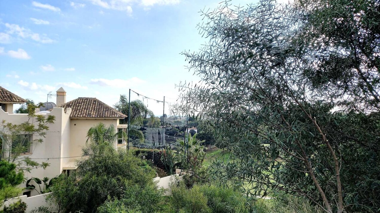 Parcela de golf en primera línea en Los Flamingos Golf con hermosas vistas al mar