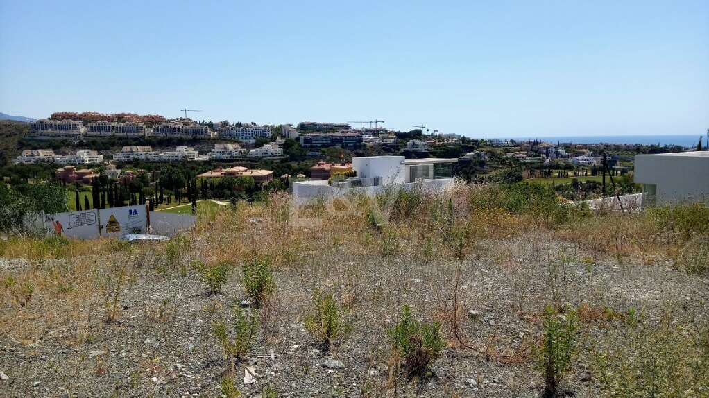 Parcela de golf en primera línea en Los Flamingos Golf con hermosas vistas al mar