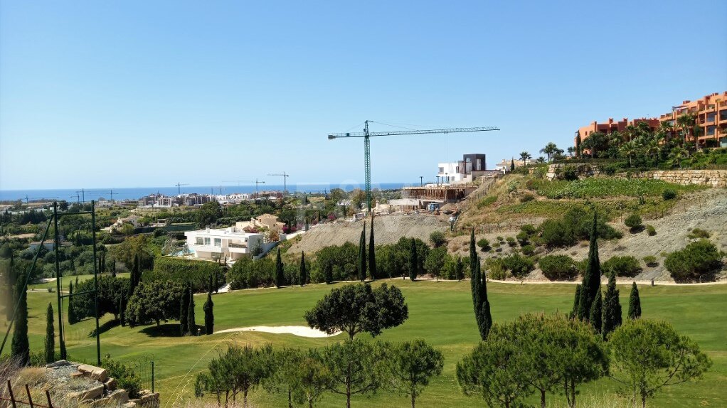 Parcela de golf en primera línea en Los Flamingos Golf con hermosas vistas al mar