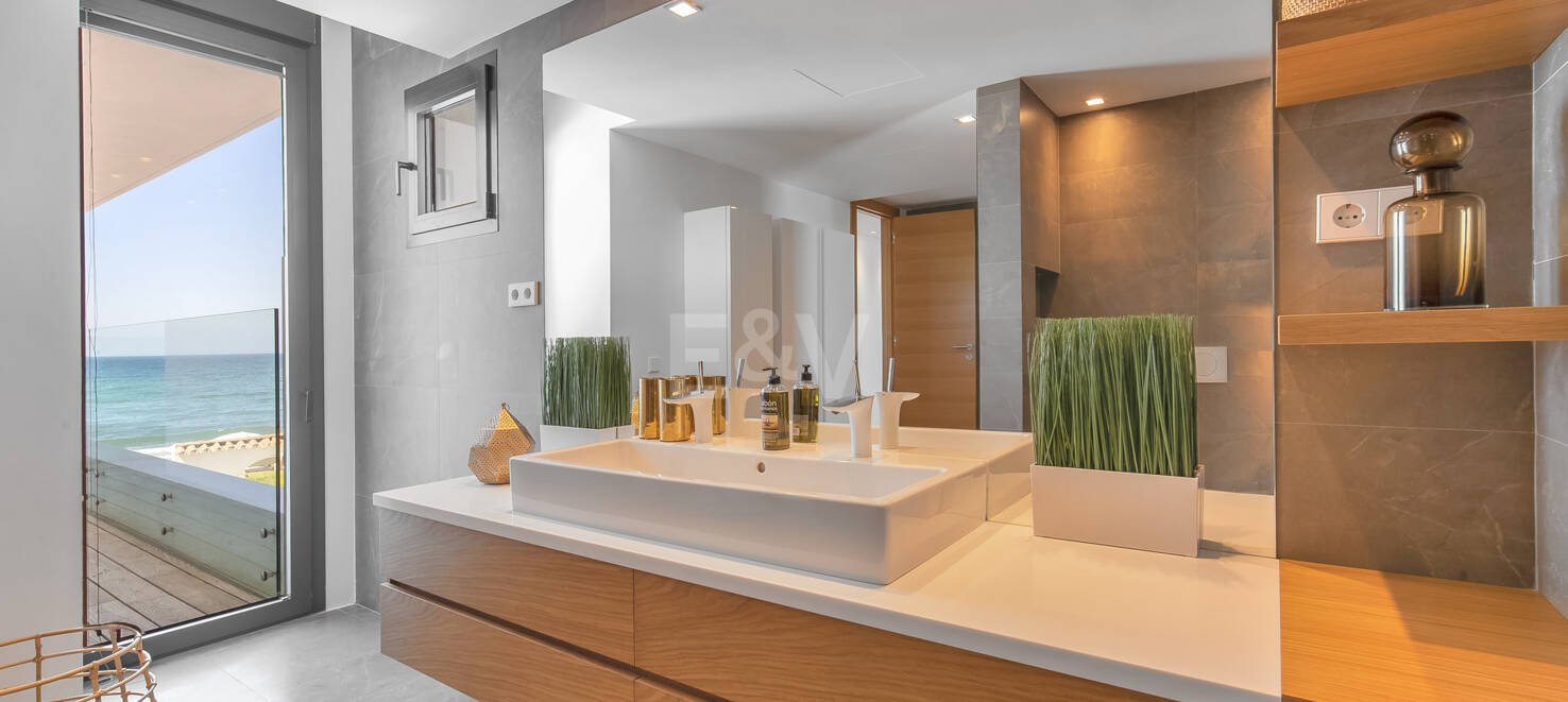 Villa en première ligne de plage contemporaine. Prix de 7,500 € à 17 000 € par semaine.