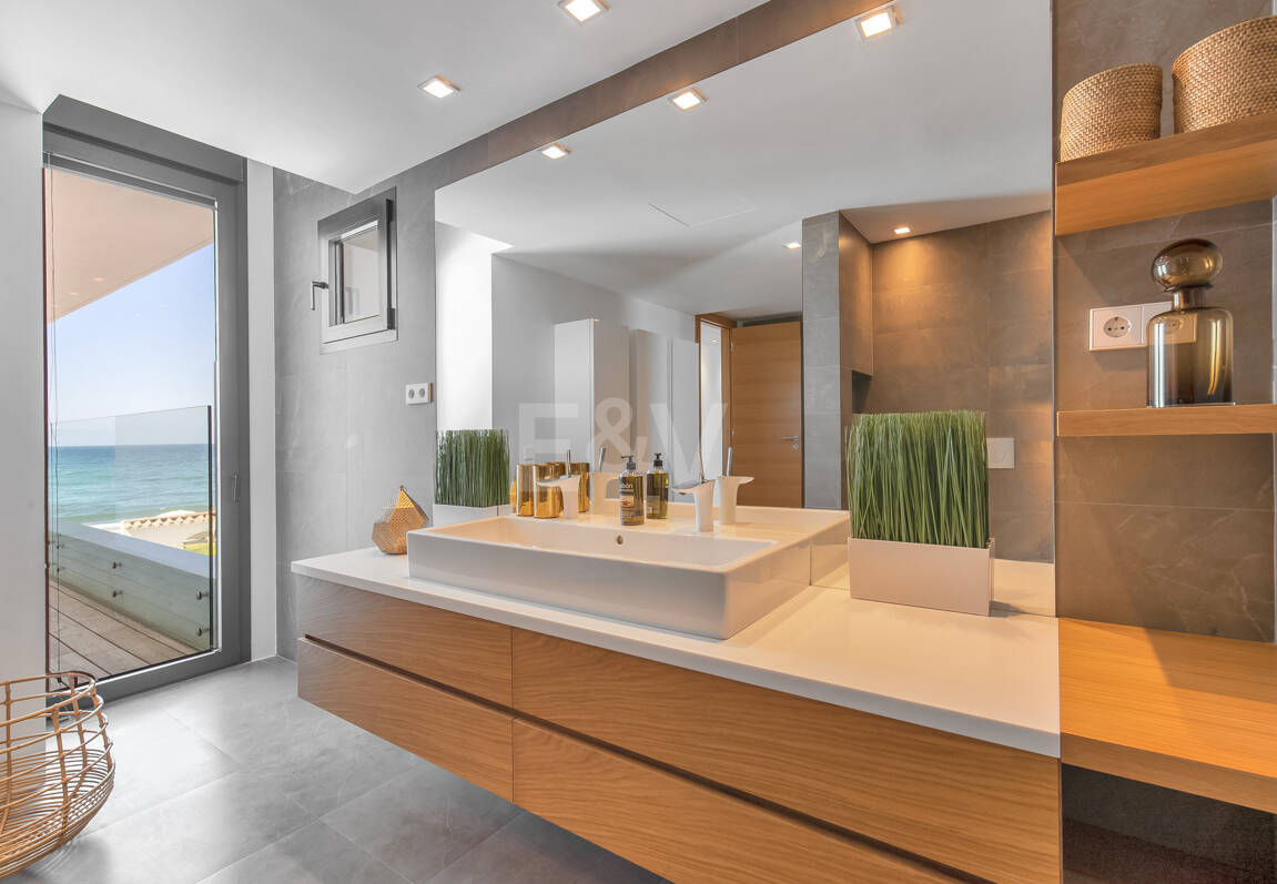 Villa en première ligne de plage contemporaine. Prix de 7,500 € à 17 000 € par semaine.