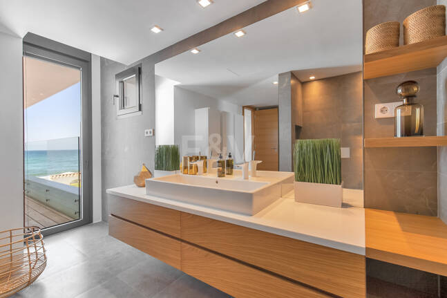 Villa en première ligne de plage contemporaine. Prix de 7,500 € à 17 000 € par semaine.