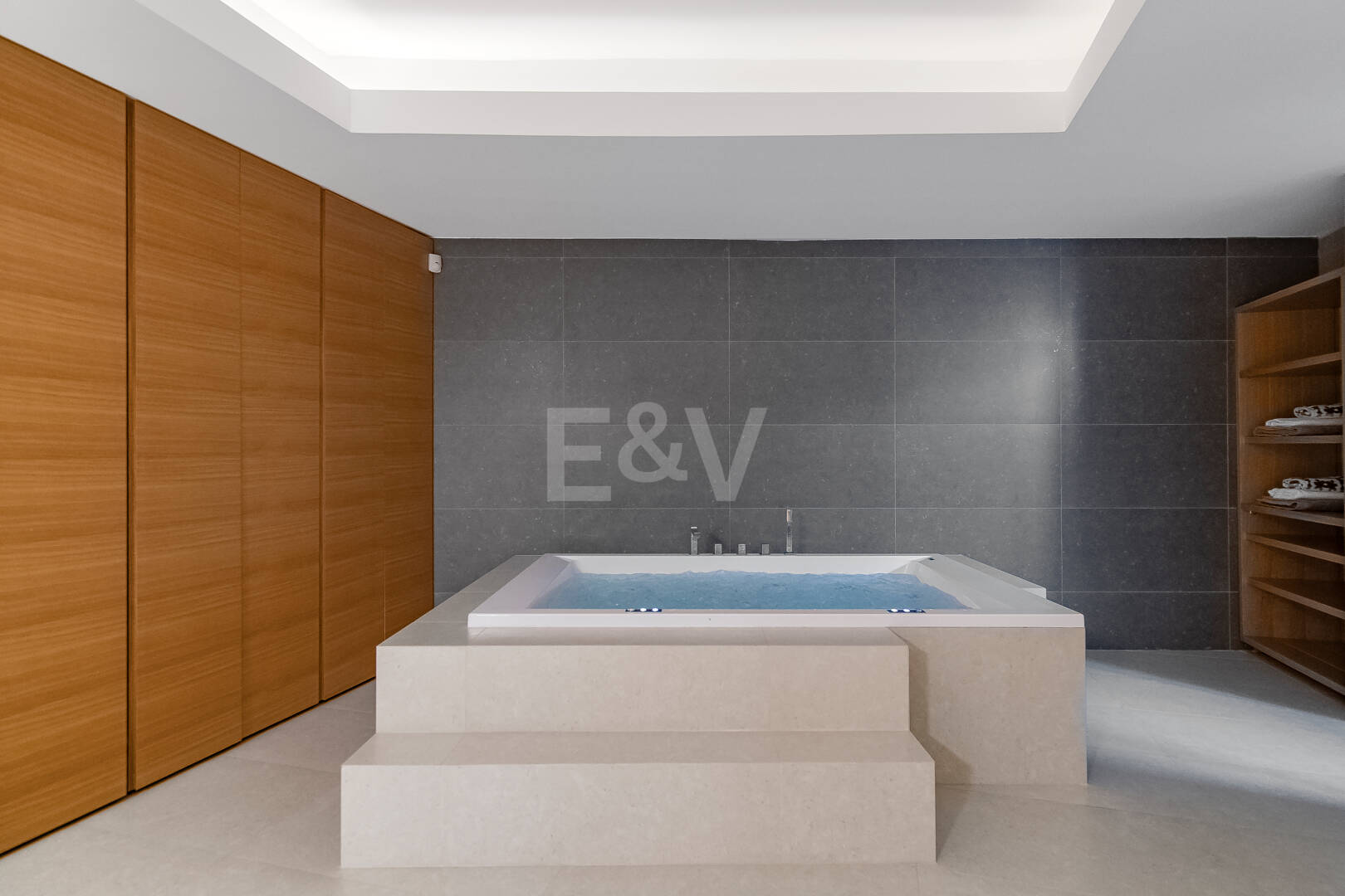 Villa en première ligne de plage contemporaine. Prix de 7,500 € à 17 000 € par semaine.