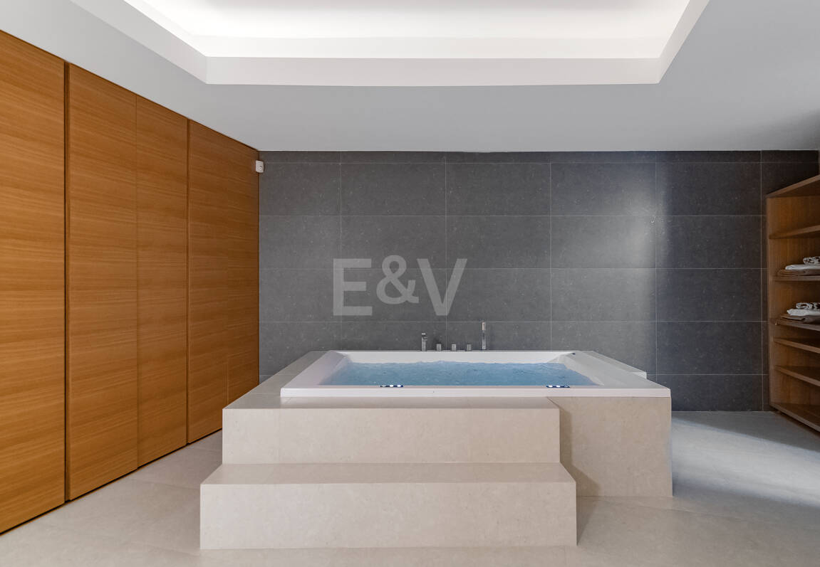 Villa en première ligne de plage contemporaine. Prix de 7,500 € à 17 000 € par semaine.