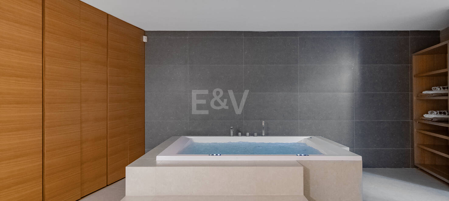 Villa en première ligne de plage contemporaine. Prix de 7,500 € à 17 000 € par semaine.