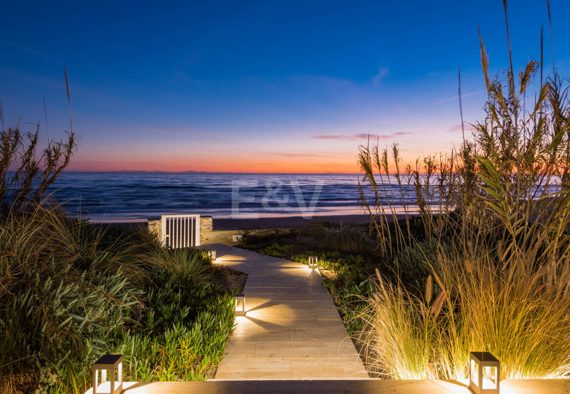 Villa en première ligne de plage contemporaine. Prix de 7,500 € à 17 000 € par semaine.