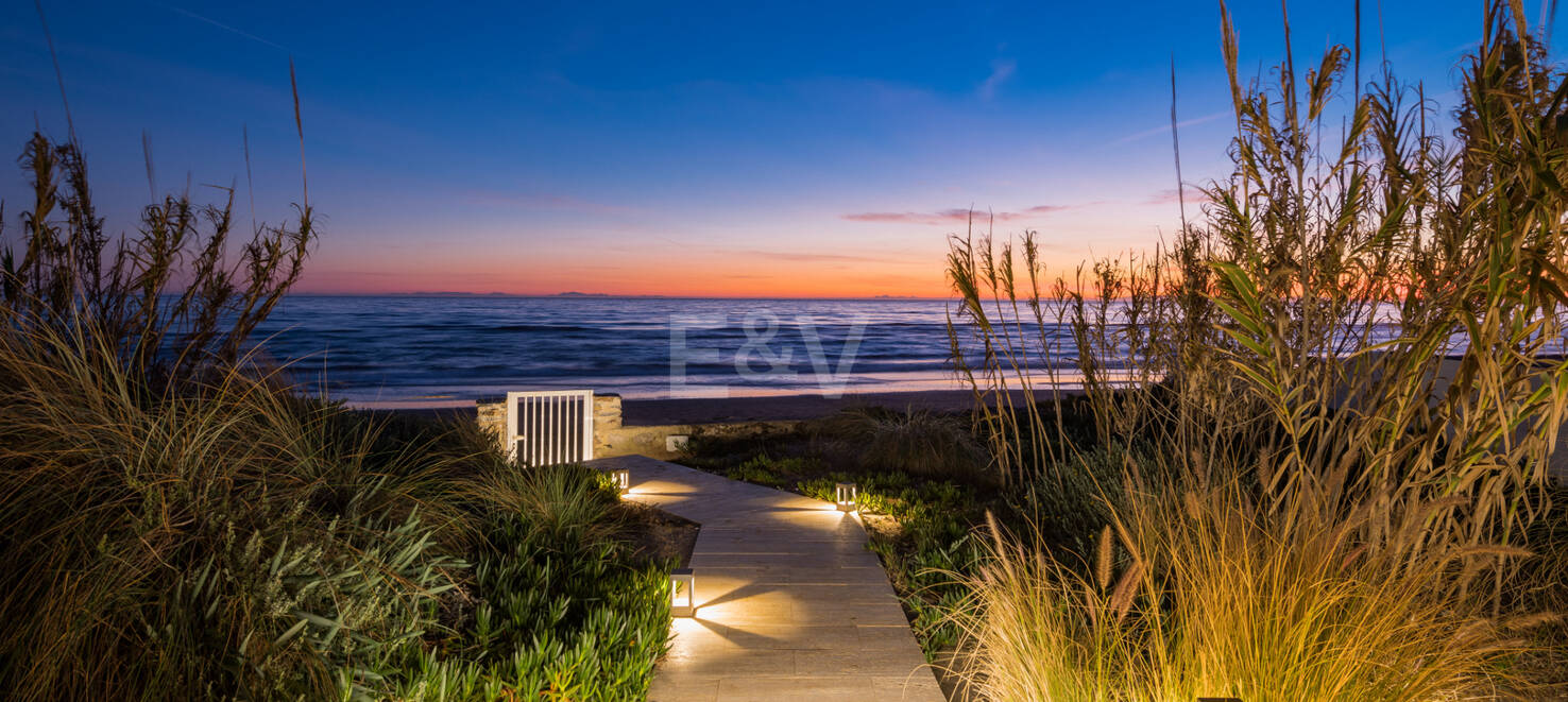 Villa en première ligne de plage contemporaine. Prix de 7,500 € à 17 000 € par semaine.