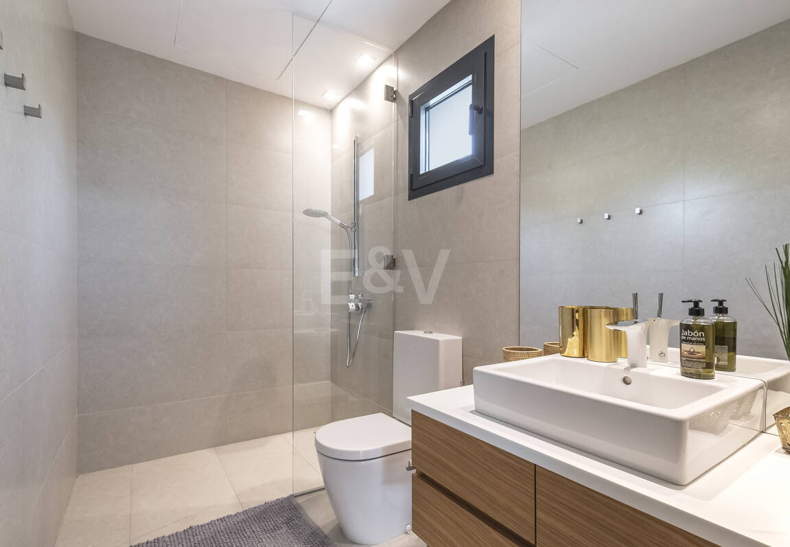 Villa en première ligne de plage contemporaine. Prix de 7,500 € à 17 000 € par semaine.