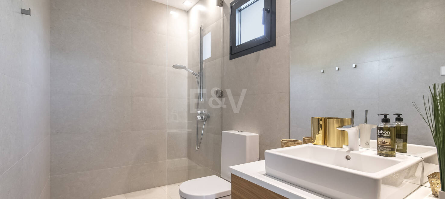 Villa en première ligne de plage contemporaine. Prix de 7,500 € à 17 000 € par semaine.