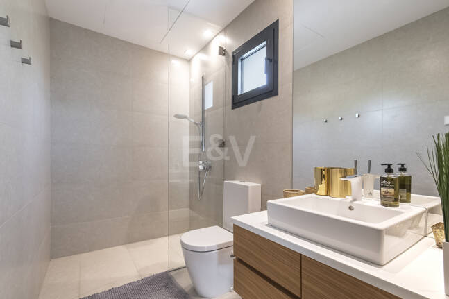 Villa en première ligne de plage contemporaine. Prix de 7,500 € à 17 000 € par semaine.