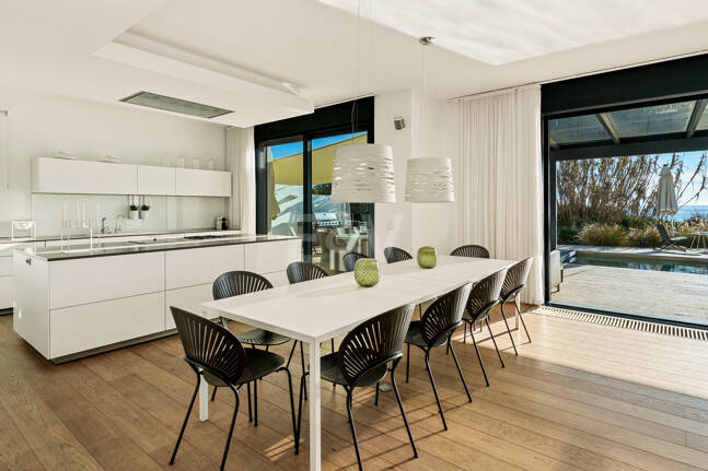 Villa en première ligne de plage contemporaine. Prix de 7,500 € à 17 000 € par semaine.