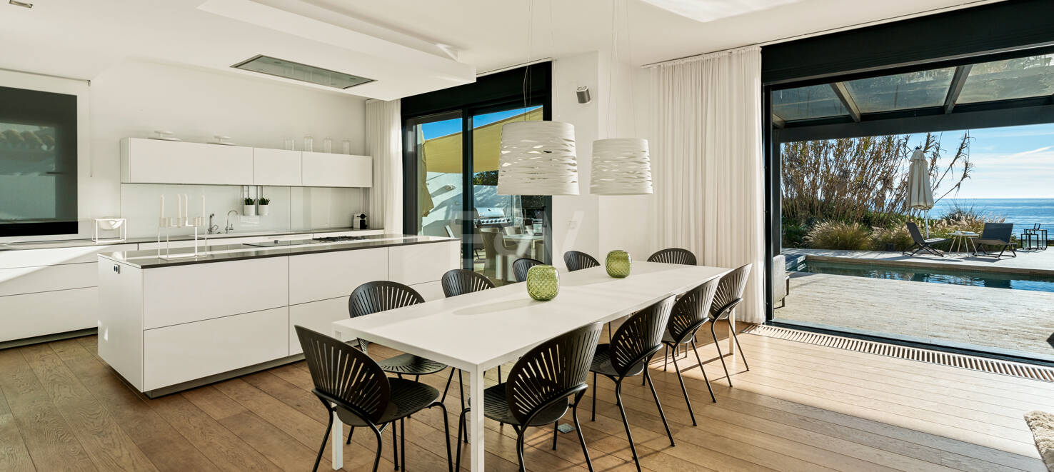 Villa en première ligne de plage contemporaine. Prix de 7,500 € à 17 000 € par semaine.