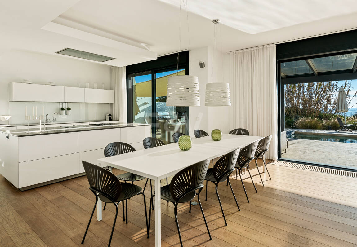 Villa en première ligne de plage contemporaine. Prix de 7,500 € à 17 000 € par semaine.