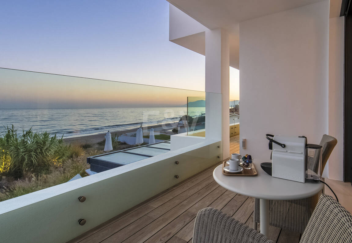 Villa en première ligne de plage contemporaine. Prix de 7,500 € à 17 000 € par semaine.