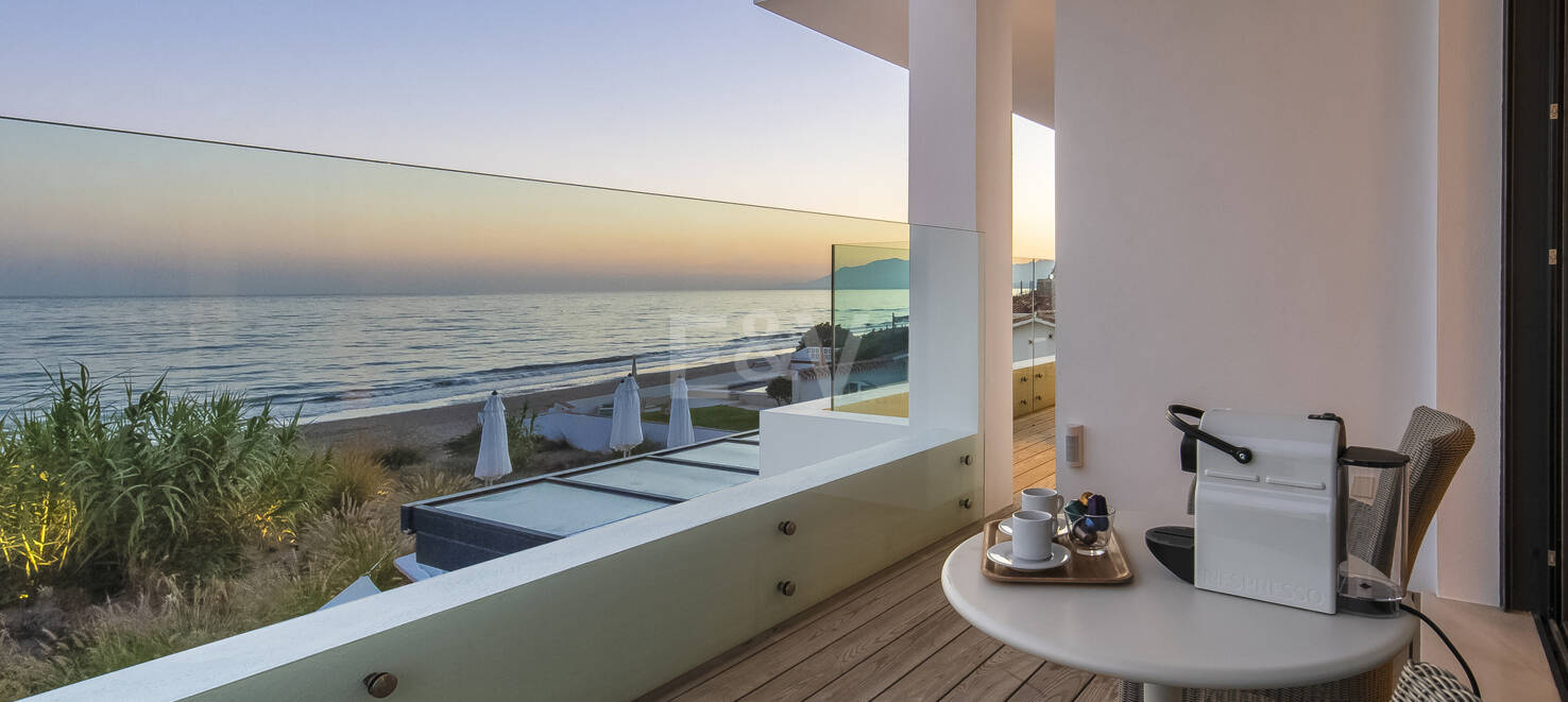 Villa en première ligne de plage contemporaine. Prix de 7,500 € à 17 000 € par semaine.