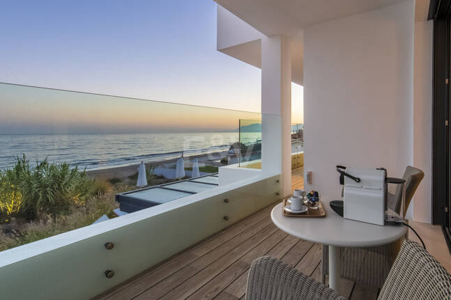 Villa en première ligne de plage contemporaine. Prix de 7,500 € à 17 000 € par semaine.