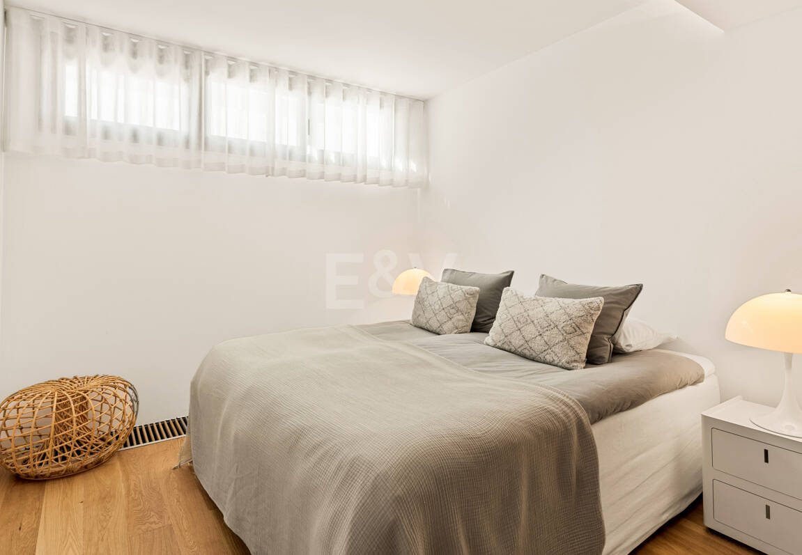 Villa en première ligne de plage contemporaine. Prix de 7,500 € à 17 000 € par semaine.