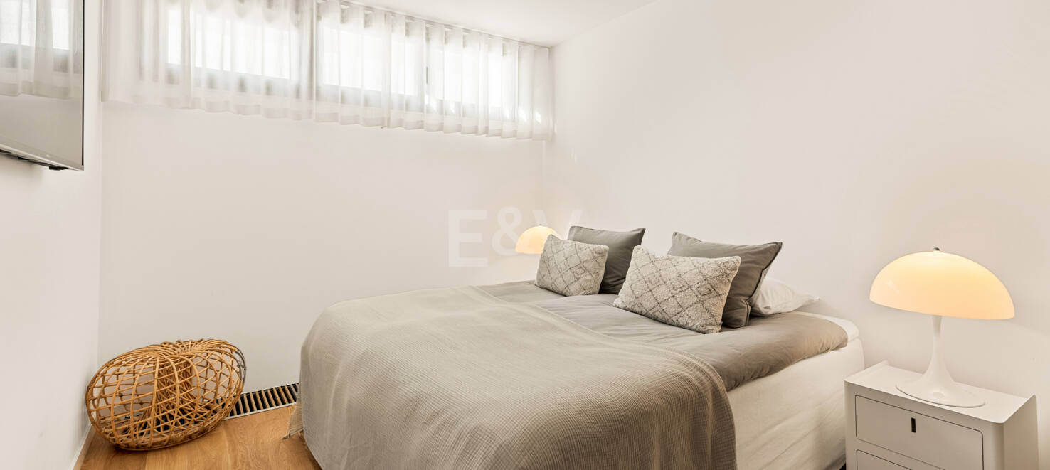 Villa en première ligne de plage contemporaine. Prix de 7,500 € à 17 000 € par semaine.