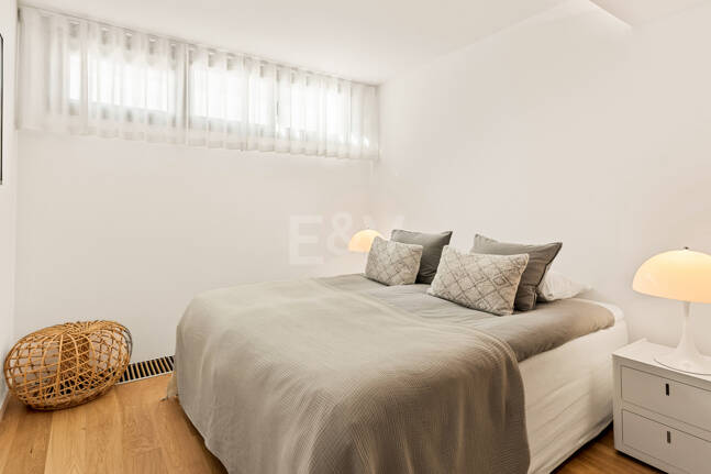 Villa en première ligne de plage contemporaine. Prix de 7,500 € à 17 000 € par semaine.