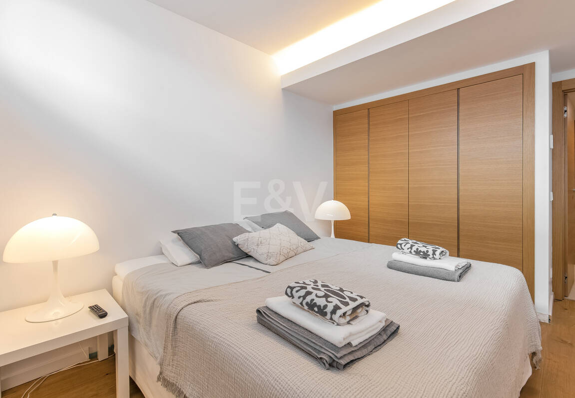 Villa en première ligne de plage contemporaine. Prix de 7,500 € à 17 000 € par semaine.